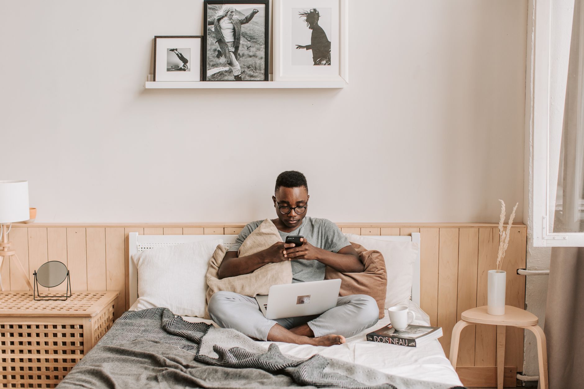 Travailler en ligne depuis son téléphone et son ordinateur en Afrique
